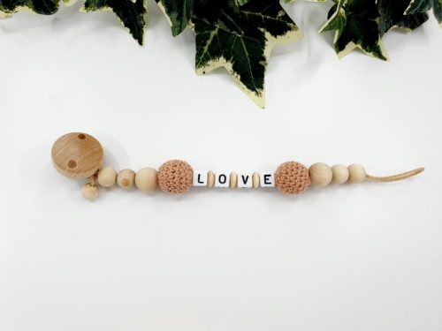 Schnullerkette in der Farbe Altrosa und Holz Natur mit den Buchstaben LOVE